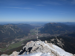 Das Gipfelkreuz der Alpspitze vor Garmisch-Partenkirchen