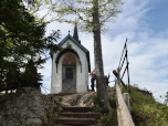 Die letzten Stufen zur Kapelle auf dem Riederstein 