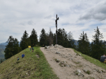 Das dunkle Gipfelkreuz der Baumgartenschneid