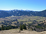 Blick über Unterammergau zu Teufelstättkopf, Laubeneck, Hennenkopf und Klammspitze