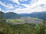 Der Ausblick von der Felsenkanzel auf den Wank und Garmisch-Partenkirchen