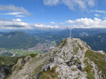 Das Gipfelkreuz des Kramerspitz, vom höchsten Punkt dahinter fotografiert