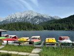 Boote im Lautersee vor der Kulisse des Karwendelgebirges