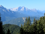 Der Hohe Kranzberg, vor dem Wettersteingebirge mit der Zugspitze