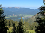 Krün mit dem Isarstausee und dem Estergebirge im Hintergrund