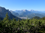 Mittenwald und das Wettersteingebirge prägen die Sicht nach Westen