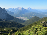 Der Blick vom Steinkarkopf auf Mittenwald und das Wettersteingebirge