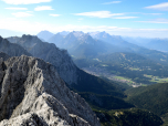 Der Blick über den Gratverlauf zum Wettersteingebirge