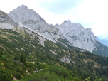 Die Tiefkarspitze und die Karwendelköpfe hinter der Hochlandhütte