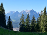Der Ausblick über Mittenwald hinweg zum Leutaschtal und auf das Wettersteingebirge