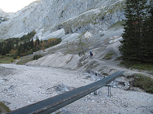Nach der Hütte geht es zuerst über diese Brücke Nach der Hütte geht es zuerst über diese Brücke