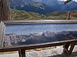 Tafel mit den umliegenden Dolomiten-Gipfeln