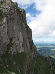 Steile Wände bei der Hütte