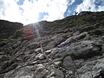 Entlang der Kette über speckige Felsen