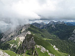 Hinten rechts Köllenspitze, Gimpel, Rote Flüh und Schartschrofen