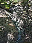 ...gelangen wir zu einem kleinen Wasserfall