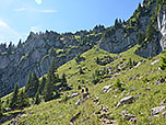 Wir wandern in kurzen Kehren bergauf...
