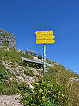 Wegweiser an der Hütte