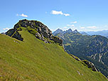 Im Hintergrund zeigen sich Kellenspitze, Gimpel und Rote Flüh