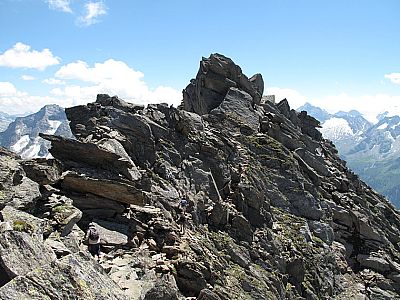 ...geht es durch die Einschartung hindurch