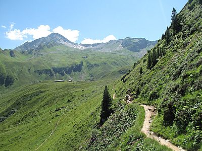 Fast eben geht es in den Kessel hinein