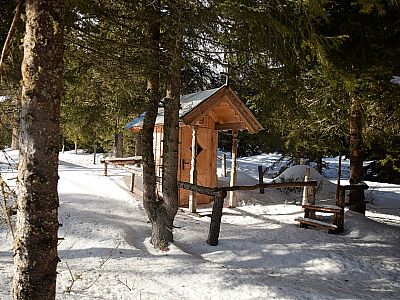 ... an einer hölzernen Kapelle vorbei