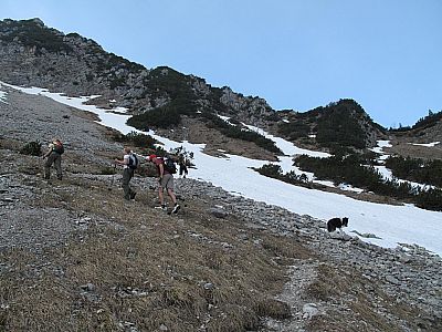 ...geht es in einigen Serpentinen...