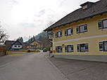Wir gehen links am Gasthof Drachenwand vorbei
