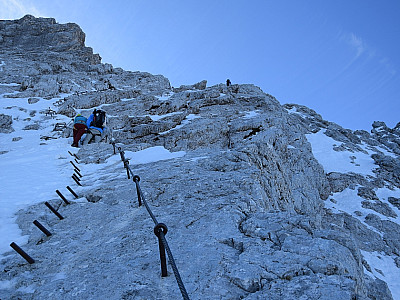 Zahlreiche Drahtstifte erleichtern den Aufstieg