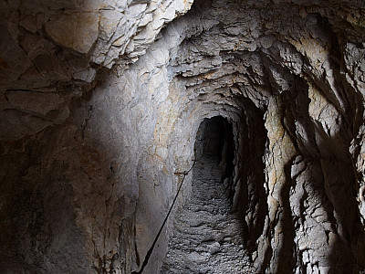 ... zum Tunnel, der vor Steinschlag schützt