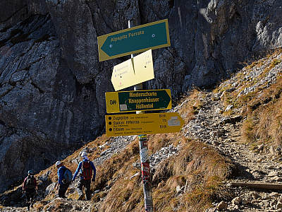 Wir richten uns weiter nach dem Wegweiser zum Klettersteig