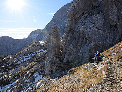 Rechts an der Felsnase stoßen wir auf die erste Kletterstelle