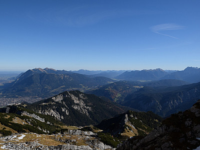 Der Blick über das Kreuzeck hinweg zum Wank