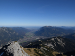 Der Blick am Höllentorkopf vorbei auf Garmisch-Partenkirchen