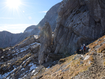Rechts an der Felsnase stoßen wir auf die erste Kletterstelle