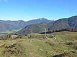 Blick über das Gipfelkreuz zur Steinplatte
