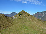 Über den grasigen Gipfelgrat wandern wir zur Huberhöhe hinauf