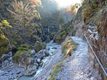...und steinige Wege spazieren wir durch die Klamm