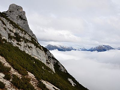 Dicht drängen sich die Wolken im Tal