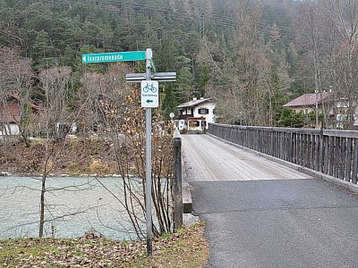 ... zur Isar, die wir überqueren ...