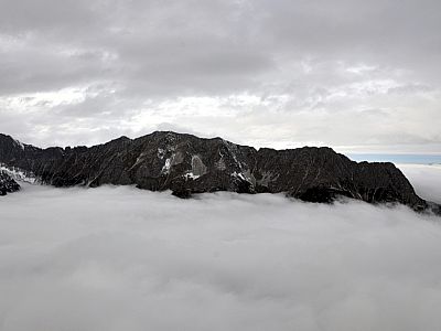 Das Wettersteingebirge mit der Oberen Wettersteinspitze.