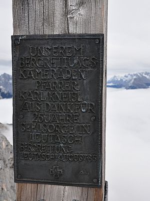 Gedenktafel am Gipfelkreuz der Arnplattenspitze.