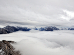 Osten lugen die Gipfel des Karwendel aus den Wolken