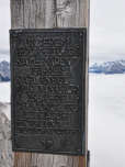 Gedenktafel am Gipfelkreuz der Arnplattenspitze.