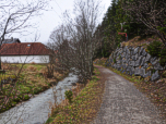 Der Weg entlang des Gießenbaches