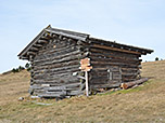 ...und treffen vor einem Holzstadel auf einen Querweg, ...