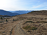 ...wandern wir hinunter zu einem Querweg