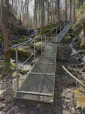Wir kommen zu einer Eisentreppe...