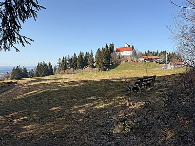 Schließlich taucht vor uns die Kirche St. Georg auf