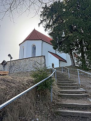 ...steigen wir über Stufen zur Kirche St. Georg hinauf